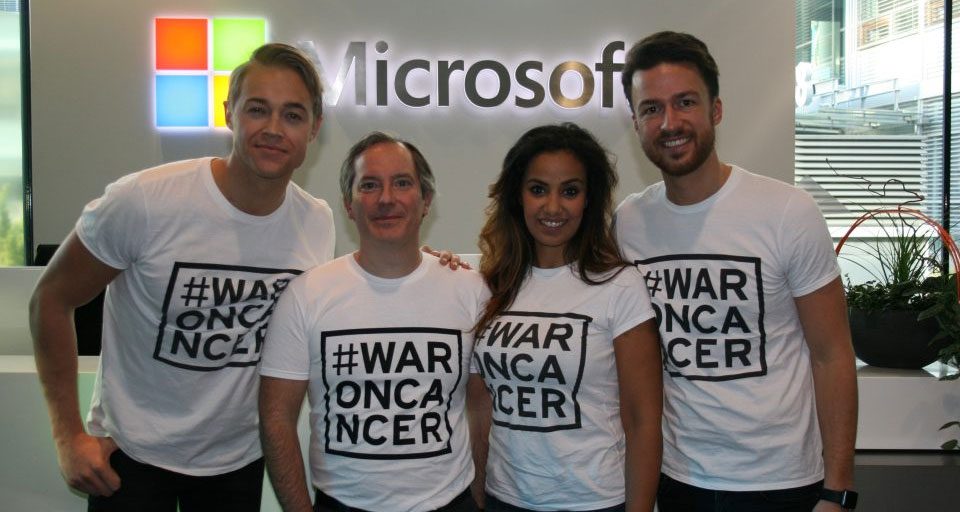 Vier Personen mit einem #WarOnCancer T-Shirt