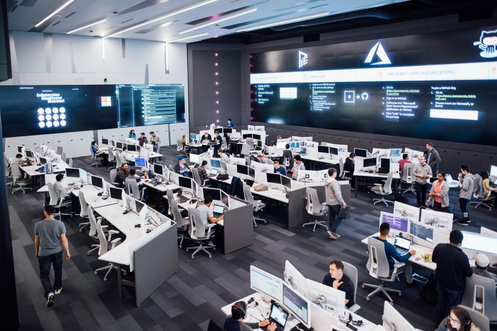 O Centro de Colaboração em Nuvem do Azure organizou um hackathon para funcionários da Microsoft.