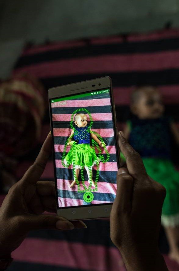 Criança digitalizada na tela do smartphone.