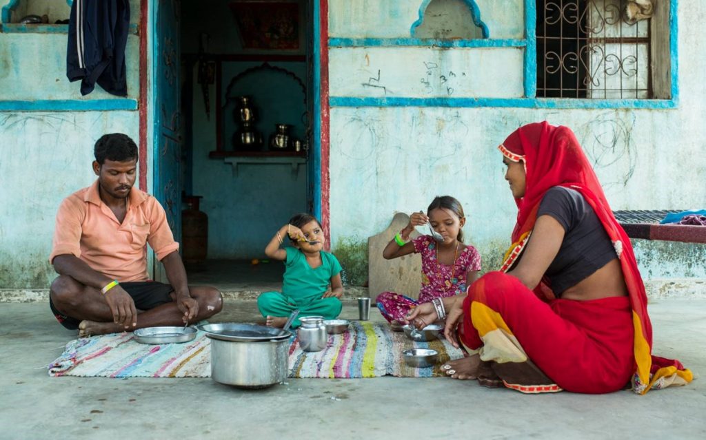 Família almoça na Índia.