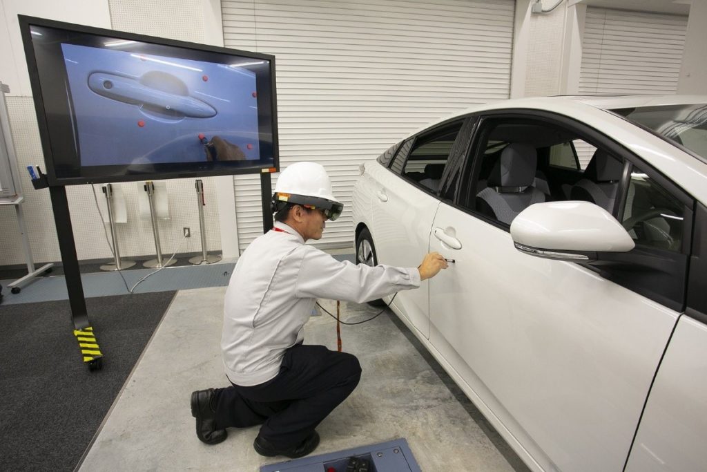 Engenheiro da Toyota analisa carro utilizando o HoloLens.