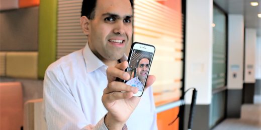 Saqib Shaikh mostra seu celular.
