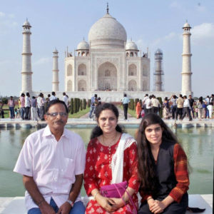 Swetha Machanavajhala, engenheira de software da Microsoft, e seus pais em frente ao Taj Mahal.