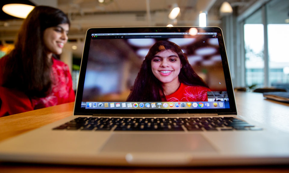 : A engenheira de software da Microsoft, Swetha Machanavajhala, demonstra o recurso de desfoque de fundo no Microsoft Teams