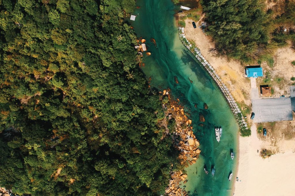 Vista aérea de um rio em foto tirada por drone.