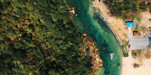 Vista aérea de um rio em foto tirada por drone.