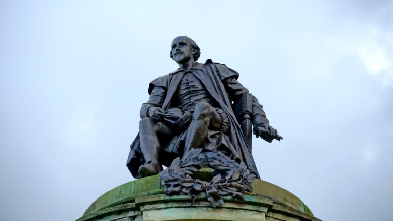 Foto de estátua de Shakespeare.