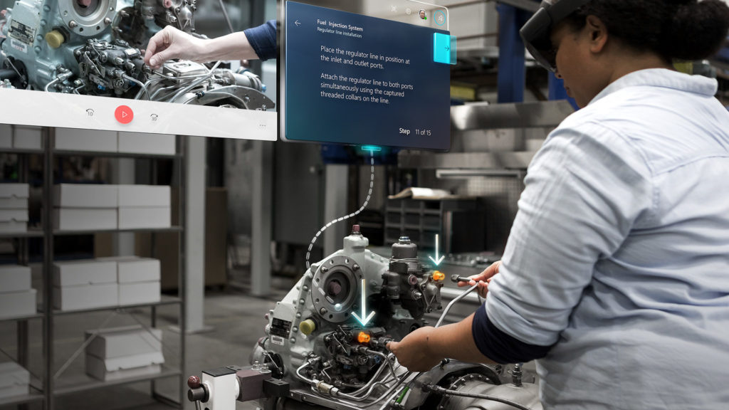 Funcionária de fábrica aprende com o HoloLens 2 novas tarefas.