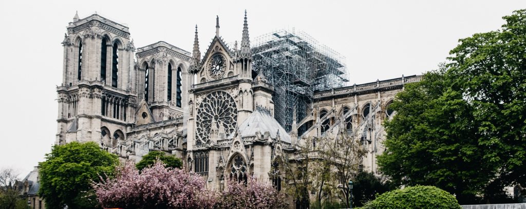 Vista lateral da catedral de Notre-Dame.