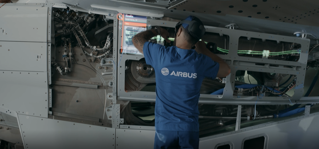 Funcionário da Airbus us o Hololens em manutenção.