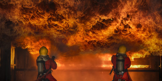 Bombeiros treinados controlam incêndio.