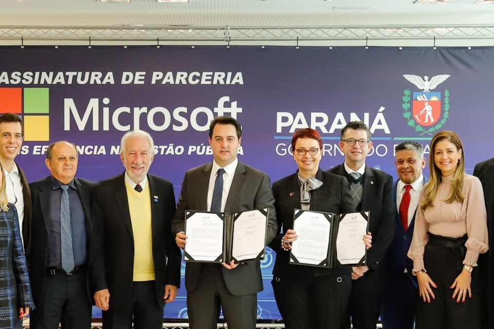 Governado do Paraná e Tânia Cosentino exibem o documento de apoio à educação assinado por ambos.