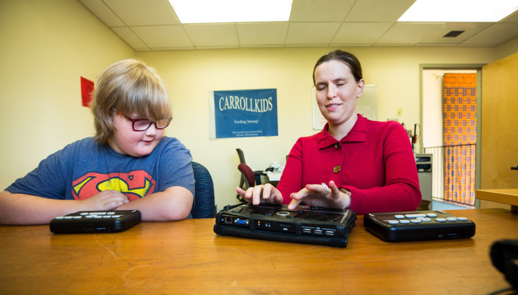 Ashley Colburn, terapeuta de reabilitação visual, mostra dispositivos Braille atualizáveis de Steven DeAngelis.