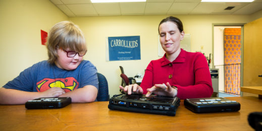 Ashley Colburn, terapeuta de reabilitação visual, mostra dispositivos Braille atualizáveis de Steven DeAngelis.