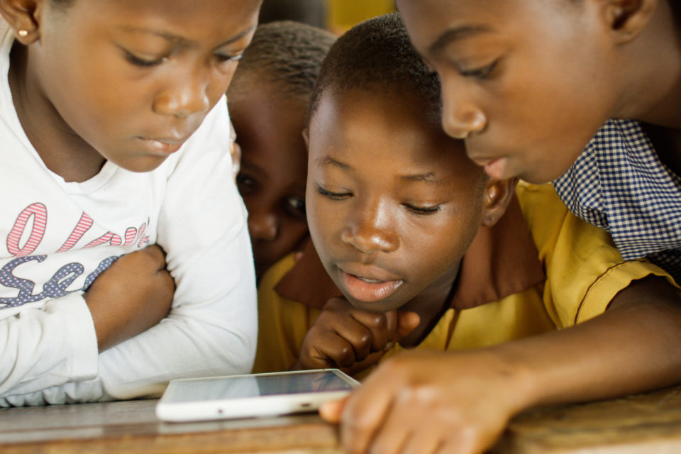 Alunos de uma escola de Gana acessam a internet.