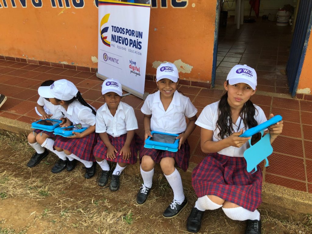 Alunos de escola colombiana com tablets.