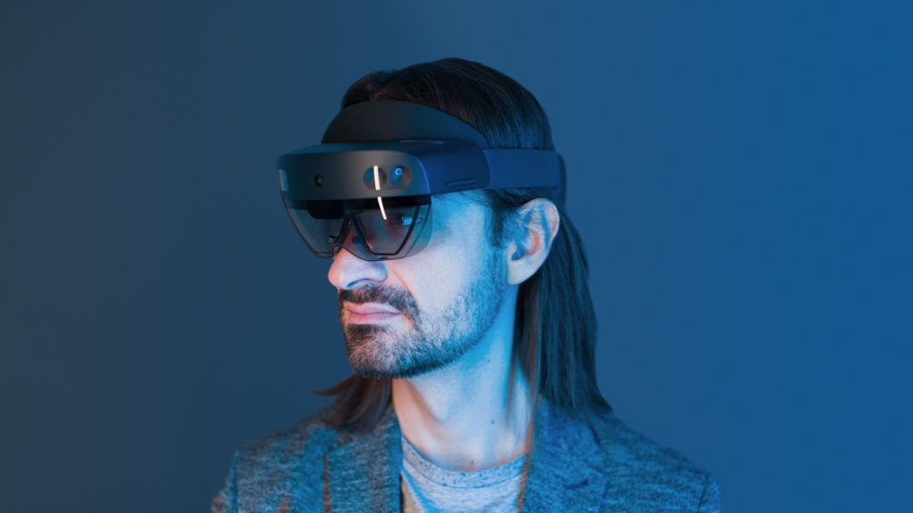 Alex Kipman com o HoloLens 2 na cabeça.