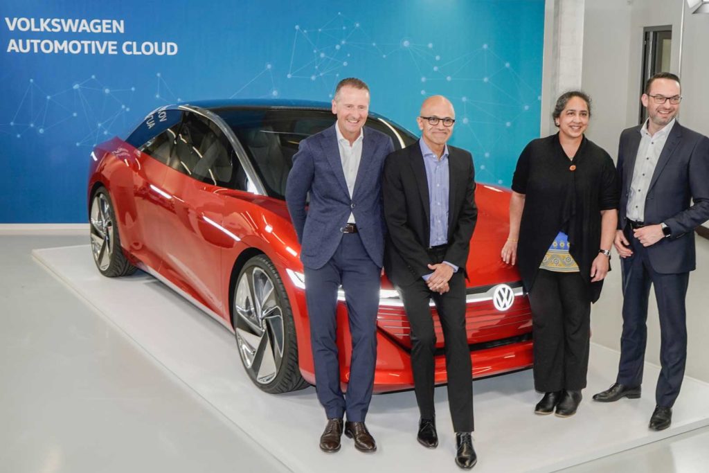 Dr. Herbert Diess, presidente da Volkswagen AG; Satya Nadella, CEO da Microsoft; Tara Prakriya e Christian Senger, membro do conselho da Volkswagen e diretor de carros e serviços digitais, no Laboratório Digital da Volkswagen AG em Berlim.