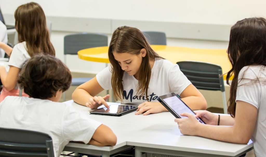 Alunos do Colégio Marista de Ribeirão Preto usam tablets em sala de aula.