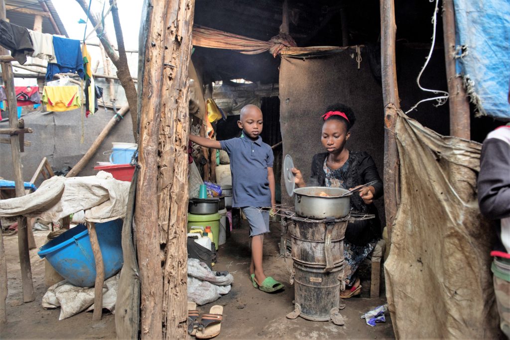 Grace Nshimiyumukiza cozinha no campo de refugiados onde mora.