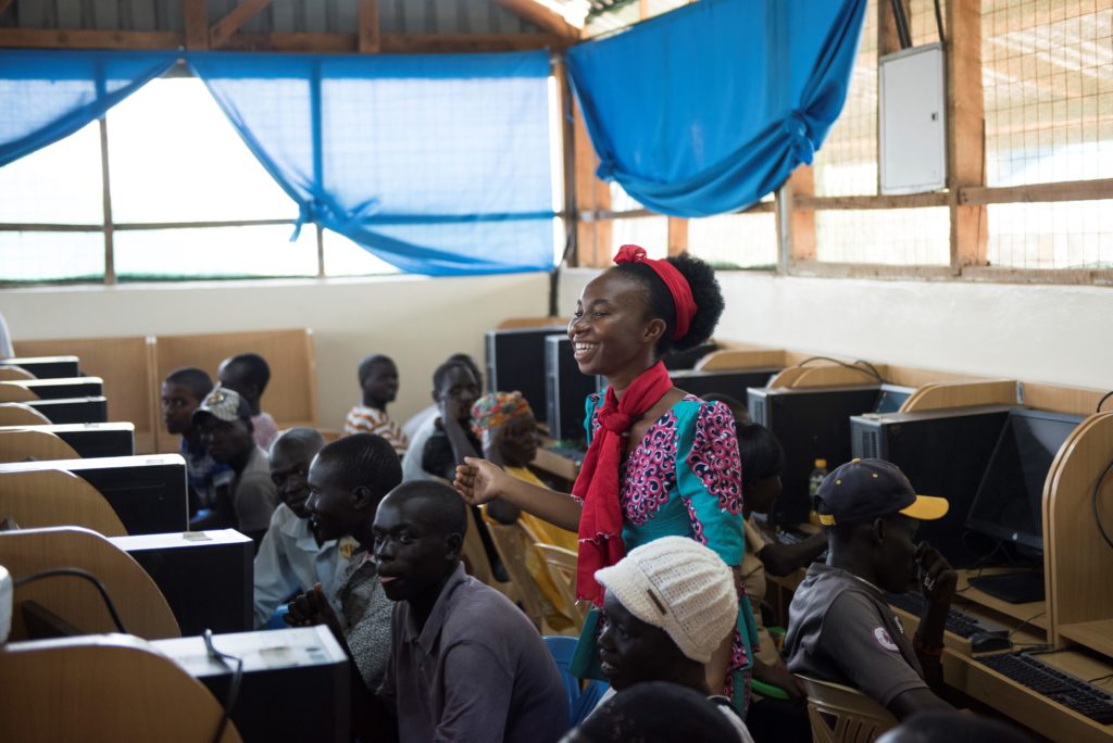 Grace Nshimiyumukiza dá aula de computação no campo de refugiados de Kakuma.