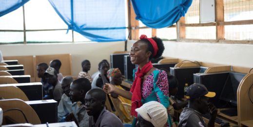 Grace Nshimiyumukiza dá aula de computação no campo de refugiados de Kakuma.