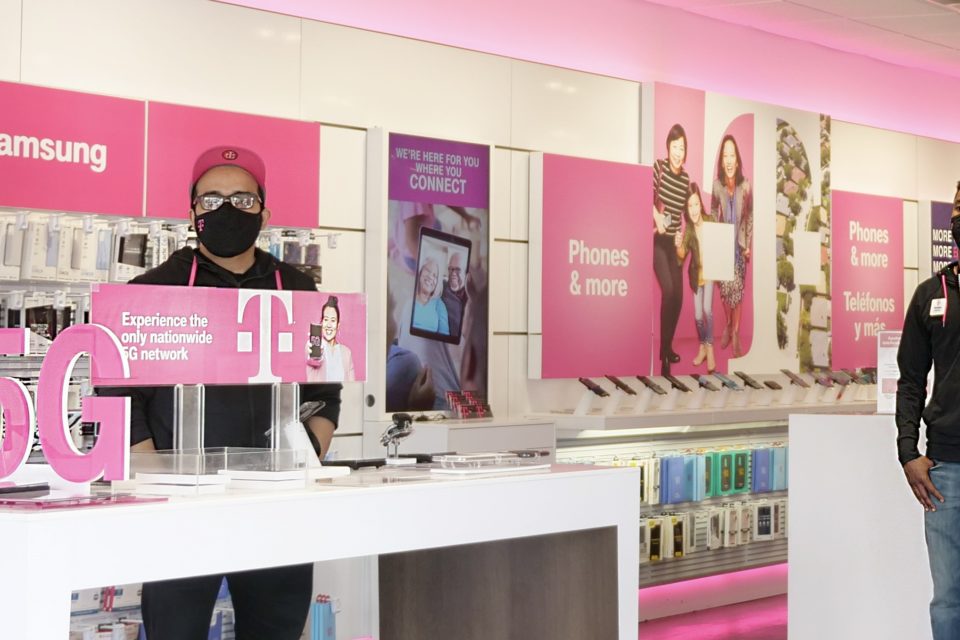 A T-Mobile reconfigurou rapidamente suas lojas de varejo para priorizar a segurança de funcionários e clientes durante a pandemia de coronavírus.