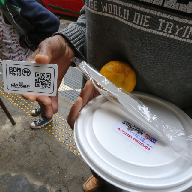 Foto: Cidadão usa cartão Bom Prato em São Paulo