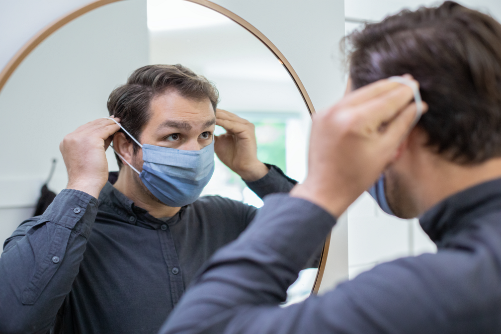 homem colocando mascara