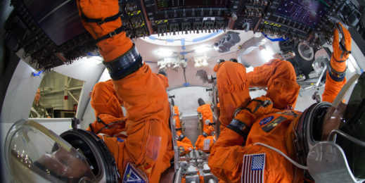 astronautas dentro do cockpit