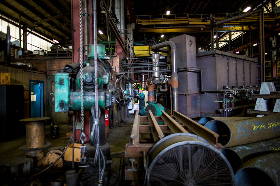 fábrica de manufatura com várias máquinas