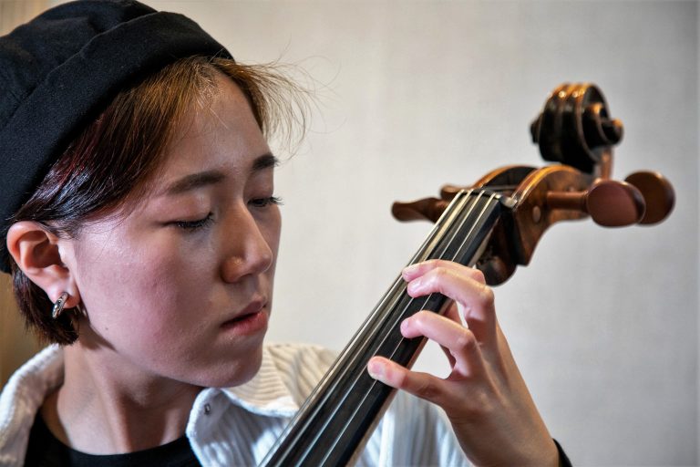 mulher concentrada tocando violino