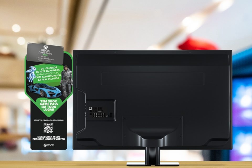monitor com adesivo de xbox