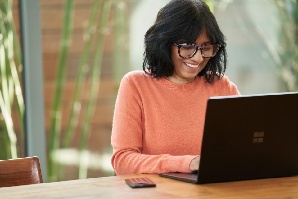 Microsoft e LinkedIn lançam programa para ajudar a capacitar globalmente 10 milhões de pessoas em habilidades digitais necessárias para os empregos mais procurados na economia digital