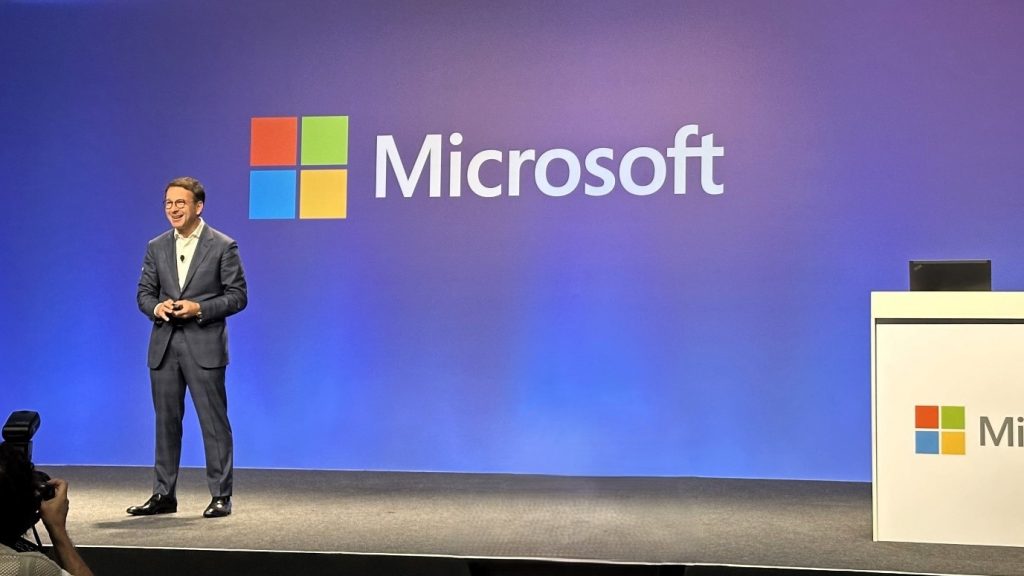 Judson Althoff no palco do Microsoft AI Tour para falar sobre oportunidades da inteligência artificial