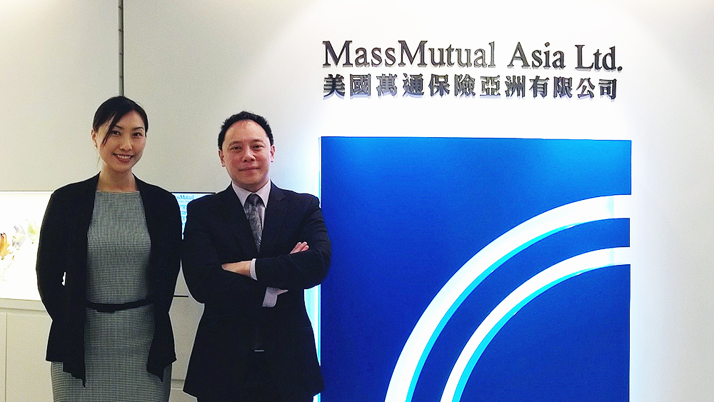 (左起) Microsoft Hong Kong數據產品市務經理余敏為及美國萬通亞洲資訊系統部高級副總裁鄭達釗。