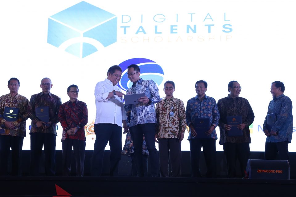 Minister of Communication and Information Rudiantara and Microsoft Indonesia President, Haris Izmee, shaking hands