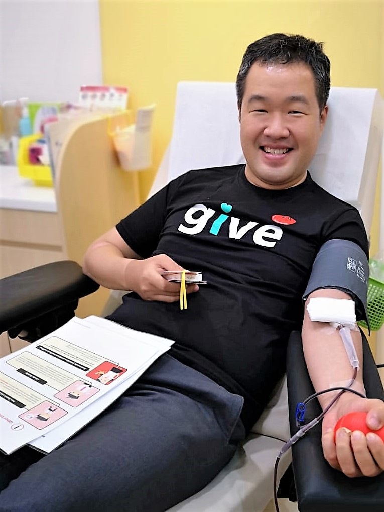 Technology Solution professional Frank Yang gives blood in Singapore.