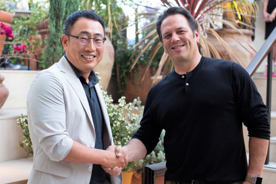 Ryu Young-sang, SK Telecom’s Vice President and Head of MNO Business (left), and Phil Spencer, Executive Vice President, Microsoft Gaming (right), during a meeting at the Electronic Entertainment Expo (E3), June 2019.