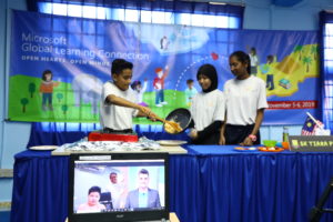 Students from SK Tiara Permai cook Nasi Goreng