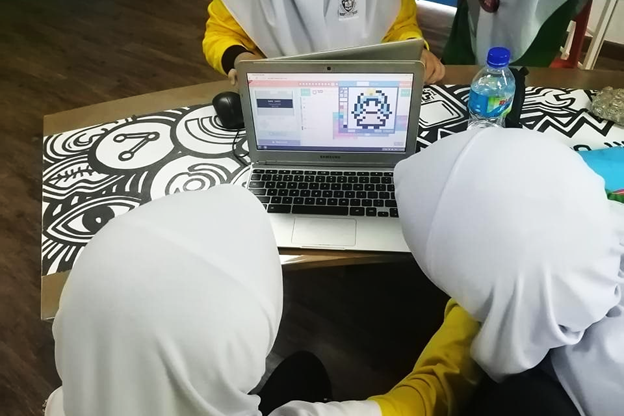 SKTBI students coding