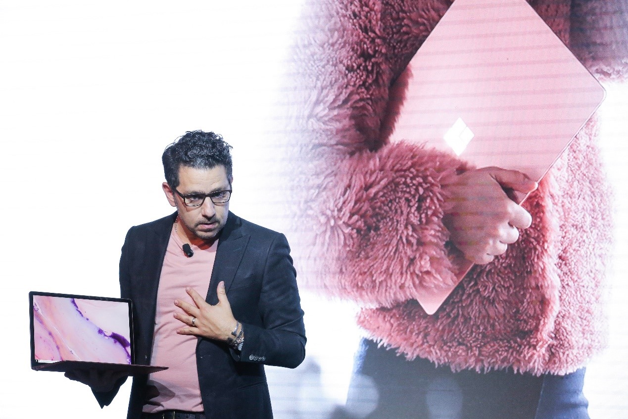 微软首席产品官 Panos Panay 手持 Surface 产品