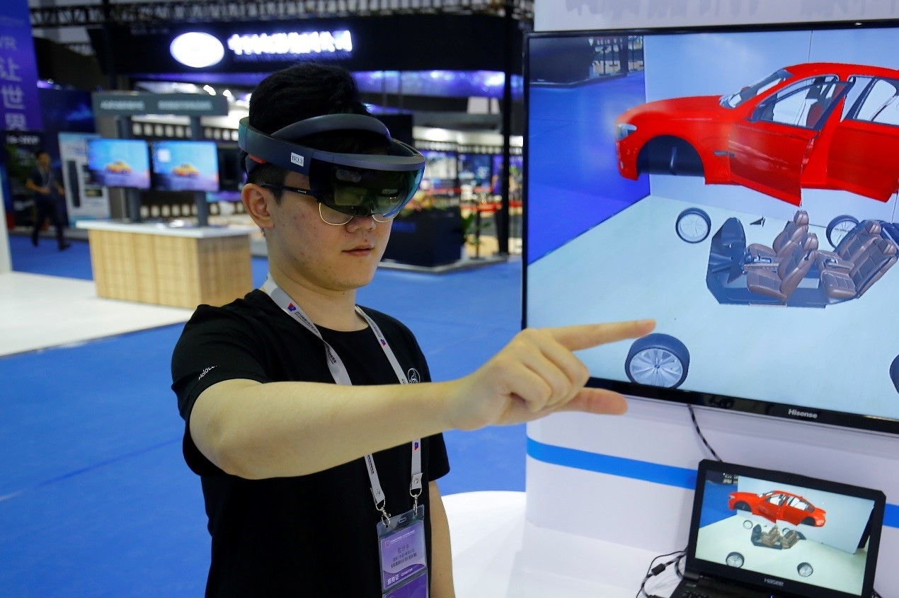 参会者现场体验 Microsoft HoloLens 混合现实体验