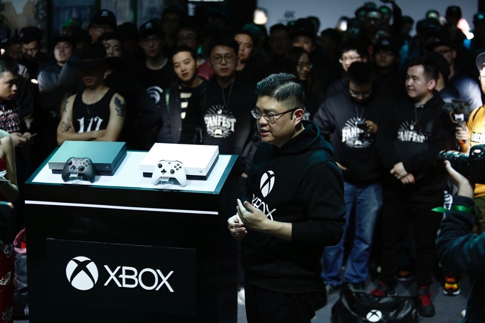 微软大中华区消费及设备事业部 Xbox 产品总监陈杰桦先生 在 Xbox Fanfest现场为玩家介绍全新特别版主机