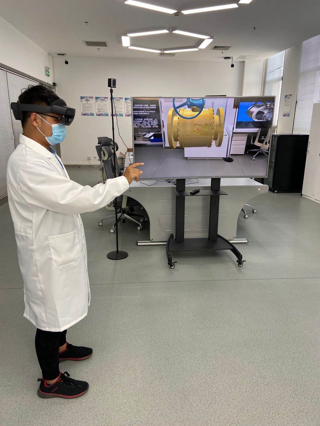 中油瑞飞通过 HoloLens 对员工进行技能培训，实现自然的人机交互