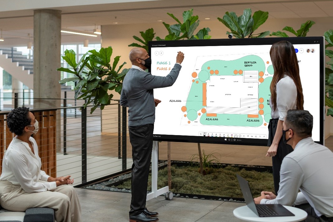 团队成员在 Surface Hub 2S 85” 上的 Microsoft Whiteboard 上进行协作。