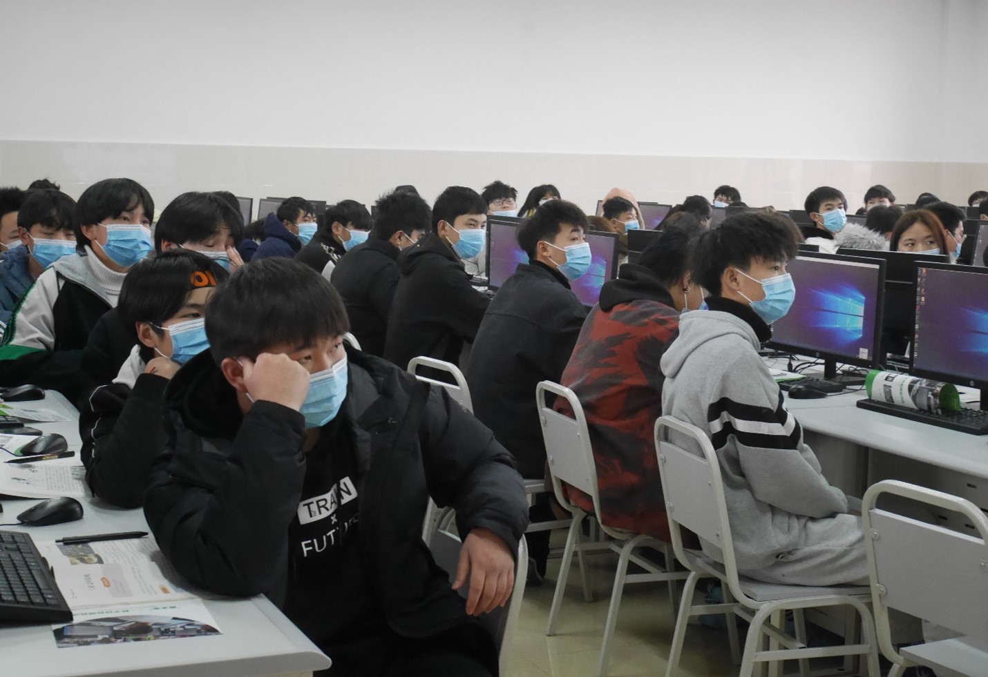 贵州省财政学校的学生正在认真了解“数字技能赋能”项目信息