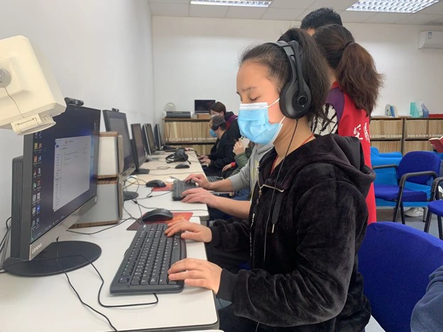 深圳南山图书馆盲文阅览室里，“数字技能赋能”项目视障学员在助教的辅导下学习微软文字处理软件 Microsoft Word