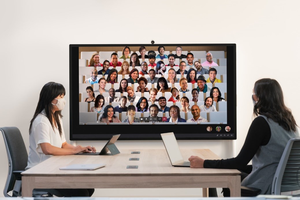 借助 Surface Hub 2S 85 英寸版，员工在保证社交距离的前提下，实现远程协作