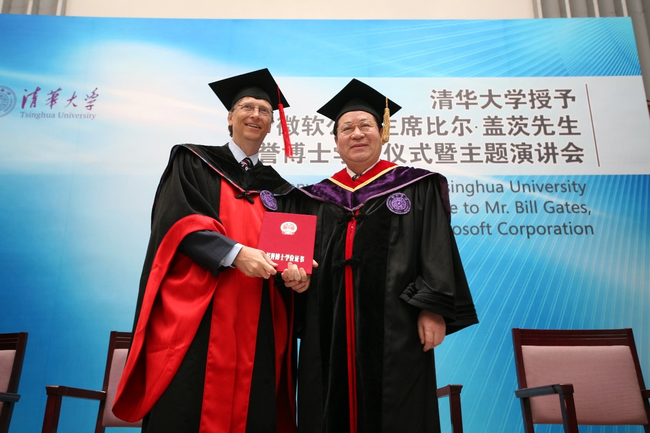 2007 年，比尔·盖茨先生被清华大学授予名誉博士